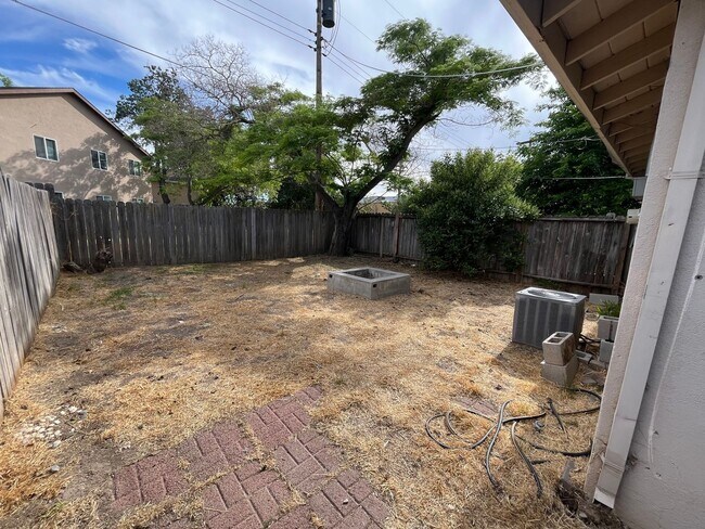 Foto del edificio - Great 2 BR/1BA /832SF Duplex w/Private 1 C...