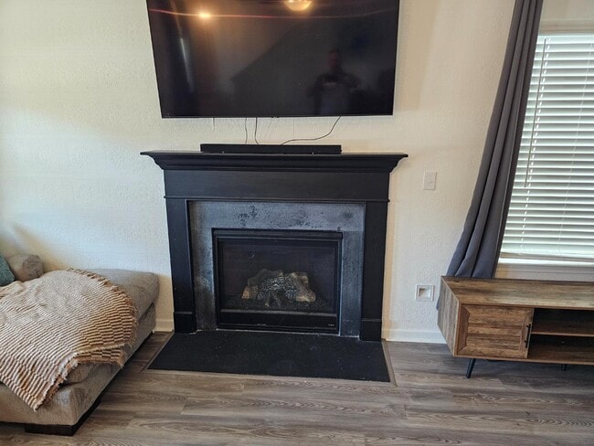 Building Photo - 819 Queenshire Ln