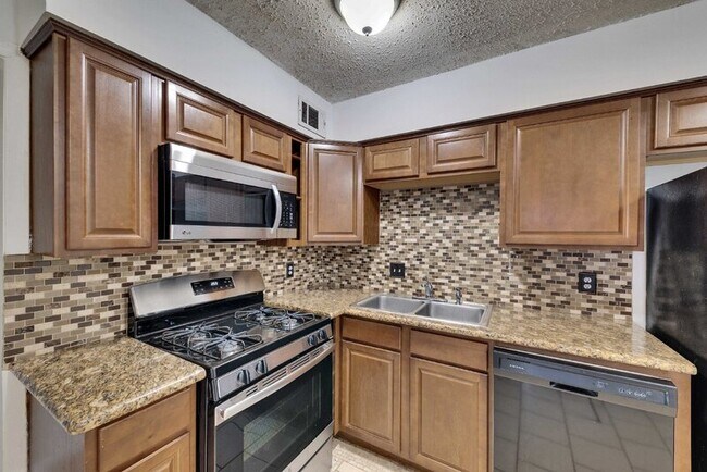 Building Photo - 2801 Skyway Cir