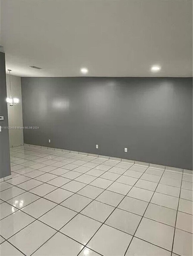 Foto del edificio - 18246 Mediterranean Blvd