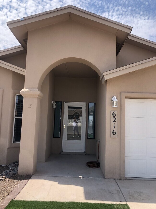 Foto del edificio - 6216 Lovebird Ln