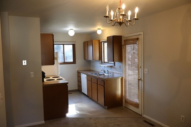Building Photo - Charming 2-Bedroom Home with Fenced Yard &...