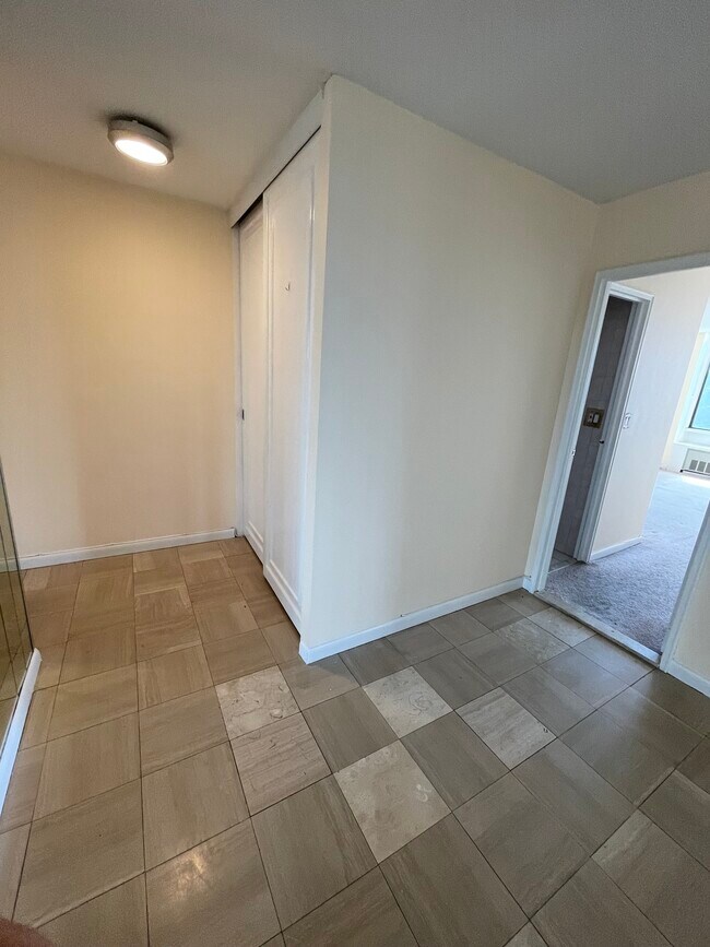 Entrance hall - 200 Winston Dr
