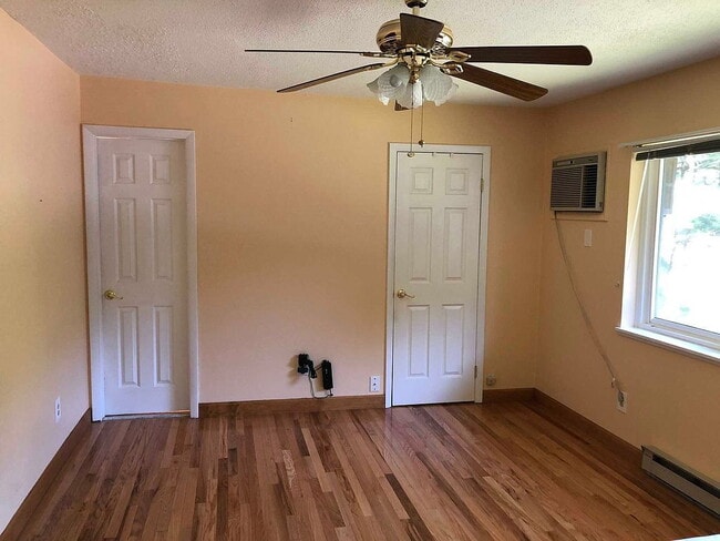 Building Photo - "Charming 3-Bed Oasis with Granite Touches...