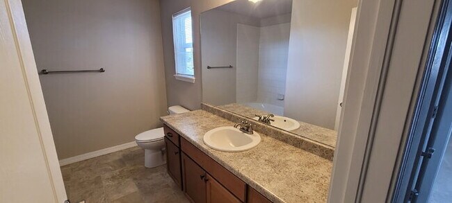 Foto del edificio - "Charming 3-Bedroom Townhouse Retreat in Colorado Springs – Spacious 1704 Sq Ft with 2.5 Bathrooms!"