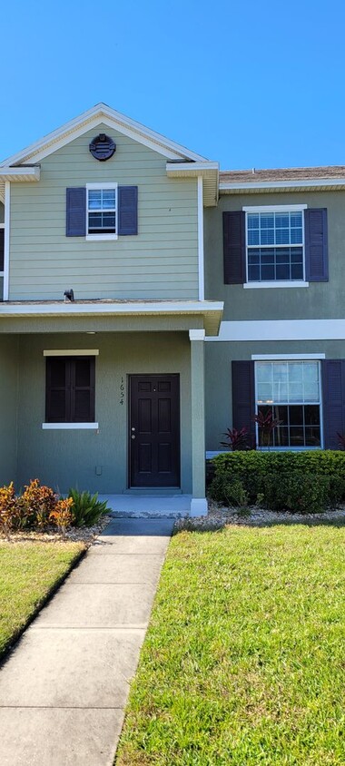 Foto principal - Spacious 3/3 townhome + attached 2-car gar...