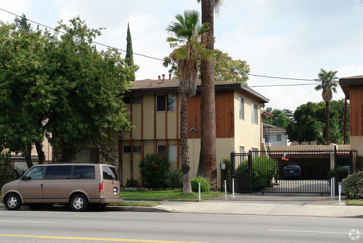 Foto del edificio - 6126 Woodman Ave