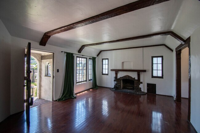Foto del edificio - 2906 Griffith Park Blvd