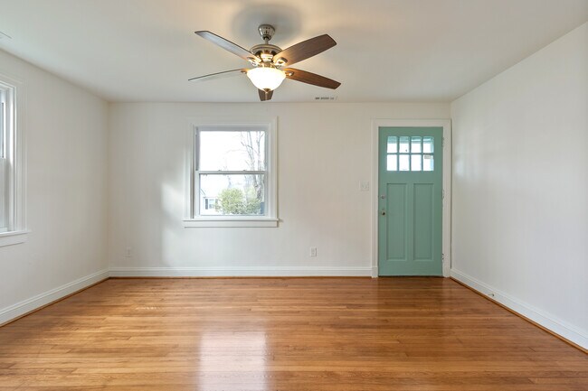 Foto del edificio - 2629 Dellrose Ave