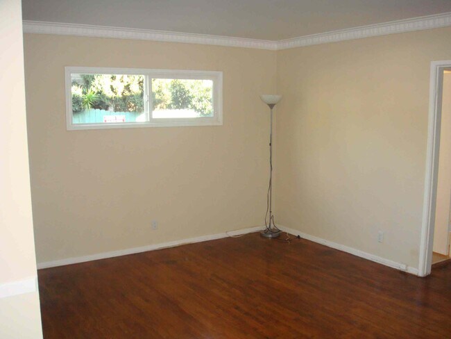 Foto del edificio - 7930 Willoughby Ave