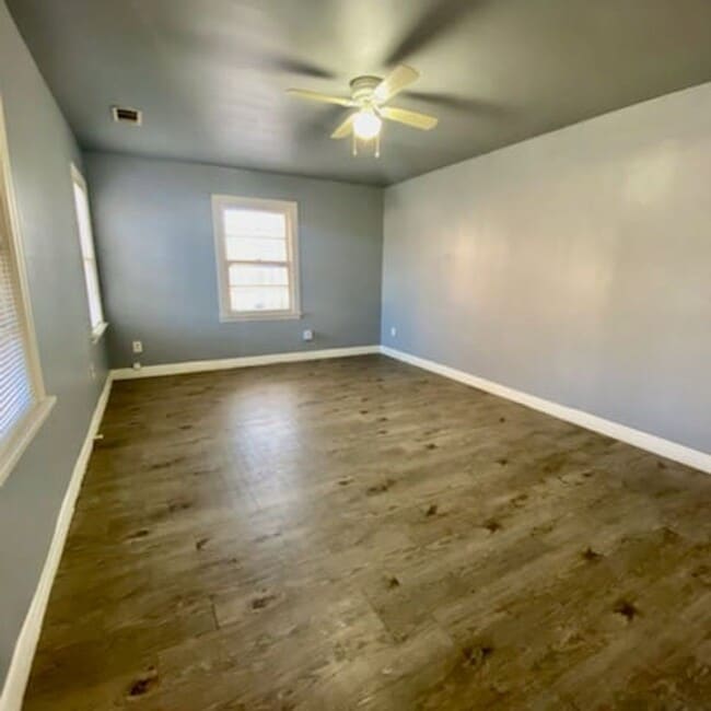 Building Photo - $0 First Month's Rent / $0 Deposit at Move-in