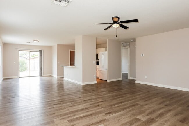 Building Photo - 1800 E Desert Rose Trail