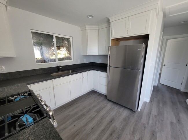 Kitchen - 768-2 Hillsview Rd