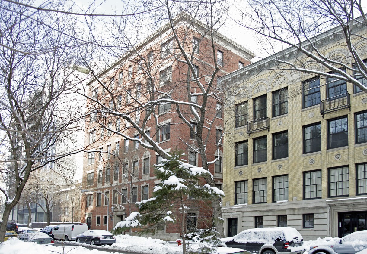 Building Photo - 426 W Briar Pl