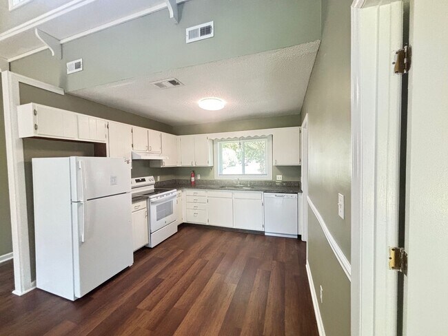Foto del edificio - PET-FRIENDLY, THREE-BEDROOM IN SURFSIDE BEACH'S CAROPINES COMMUNITY IS AVAILABLE NOW!