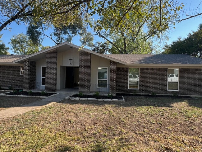 Building Photo - 6 Eastvale Pl