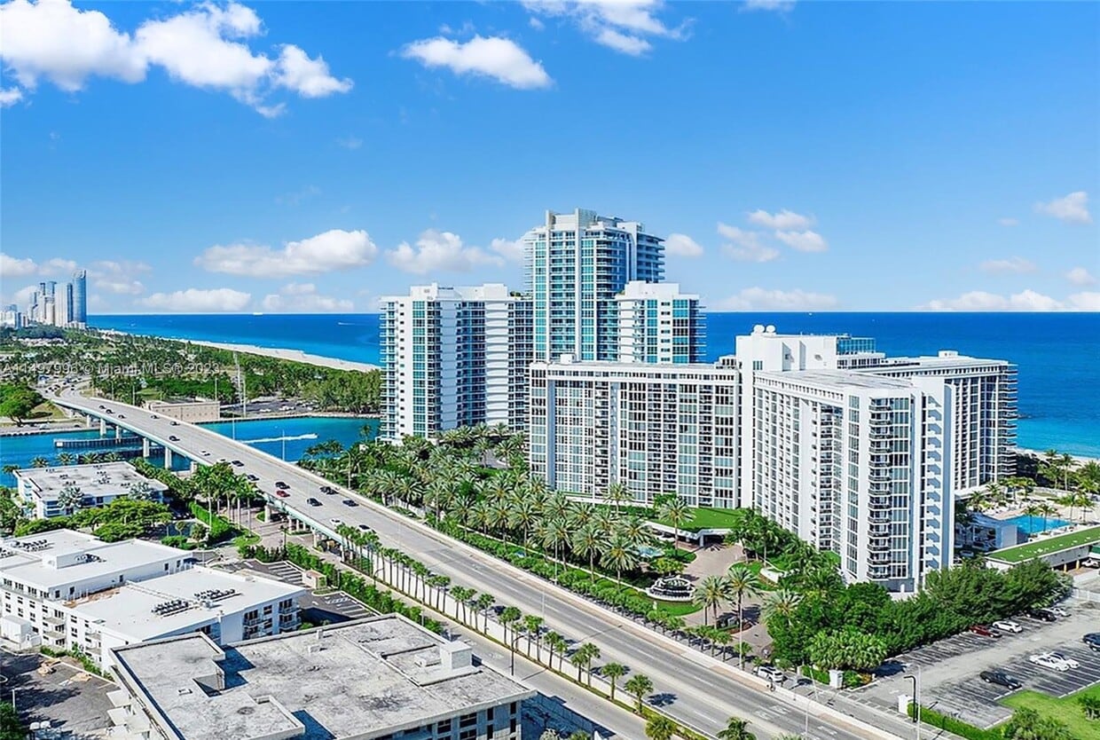 Primary Photo - 10275 Collins Ave