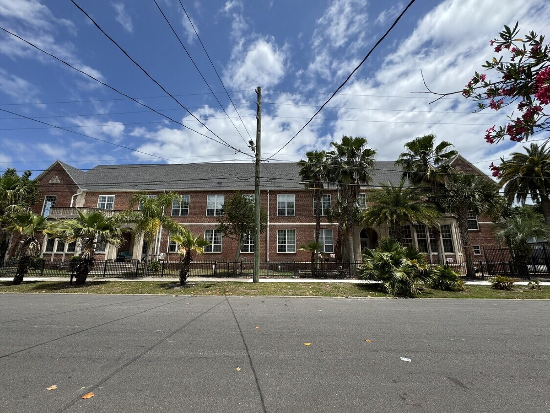 Foto principal - Live in a Piece of History – Unique Condo ...