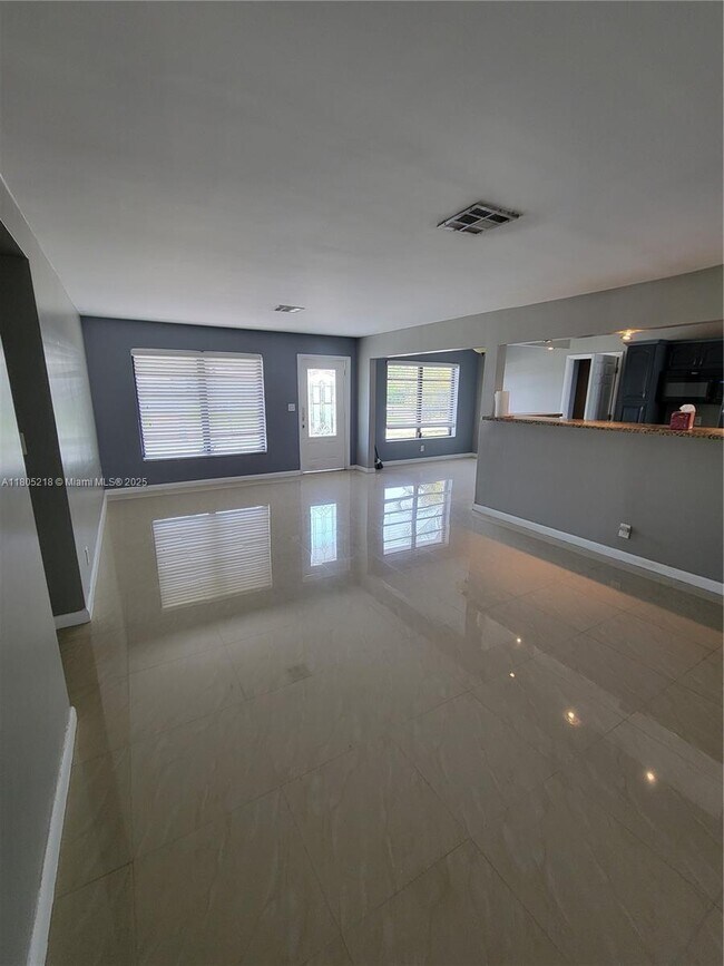 Foto del edificio - 485 NE 34th St