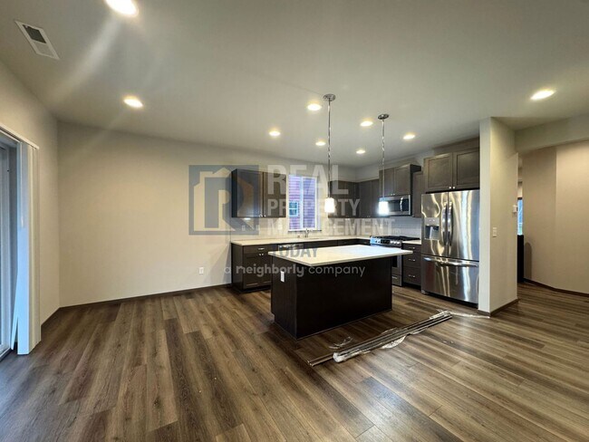 Foto del edificio - Stunning 5 Bedroom! Great Location!