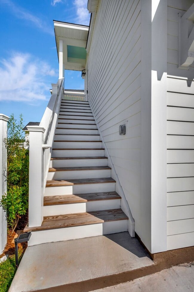 Building Photo - Beautifully Furnished 616 Sq Ft Studio in ...