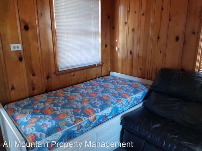 Foto del edificio - 39981 Hillcrest Dr