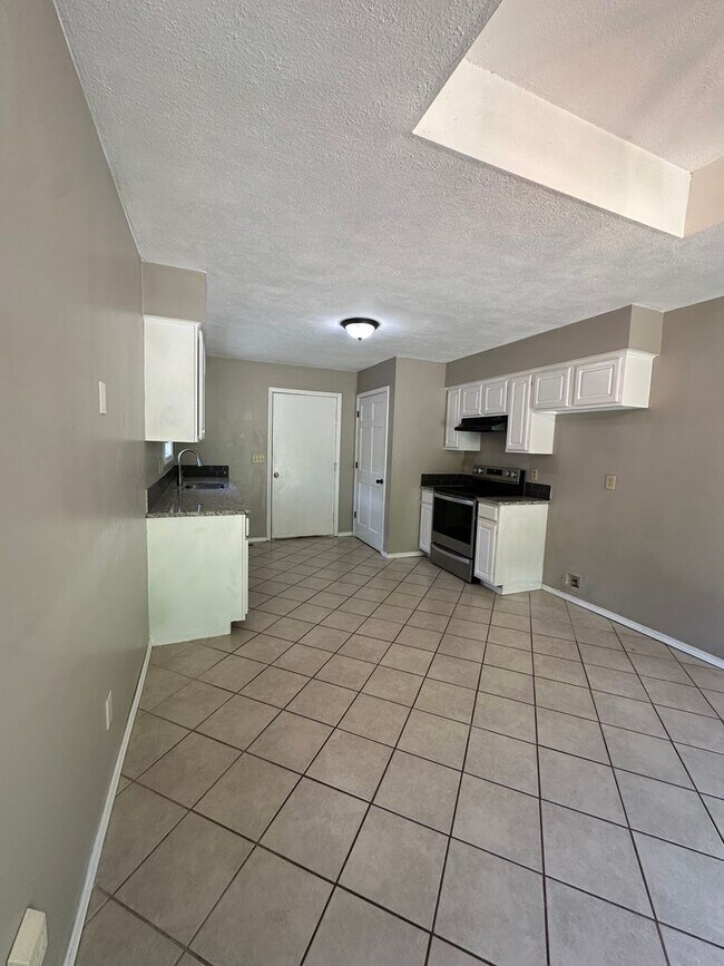 Foto del edificio - Great Location! Completely remodeled 3 bedroom 2 full bathroom home available now in battlefield!!
