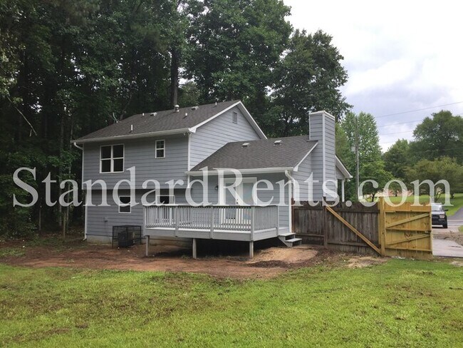 Building Photo - Huge yard!