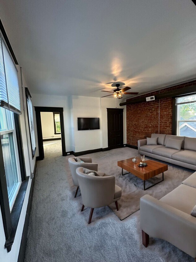 Primary Photo - 2123 Monmouth St