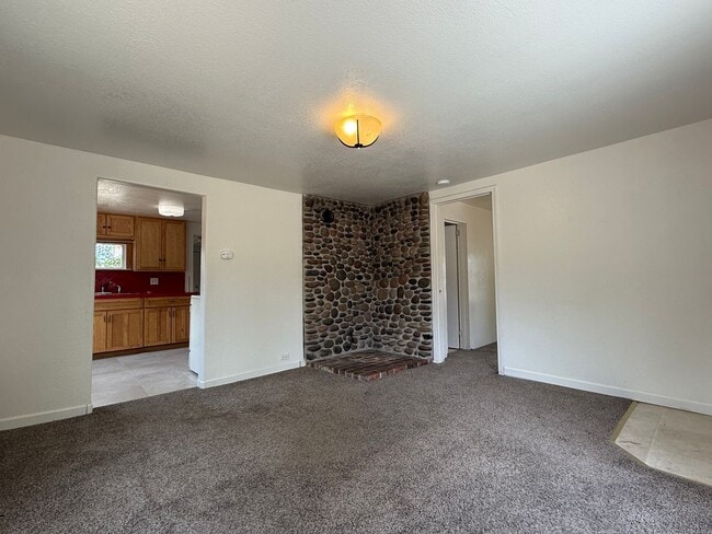 Building Photo - Cute 2 Bedroom Home - Pets Allowed