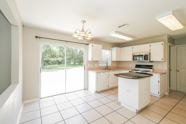 Foto del edificio - 1721 Scotch Pine Dr