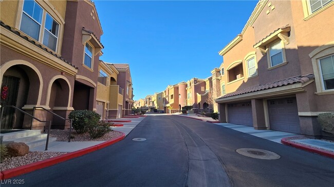 Building Photo - 3975 N Hualapai Way