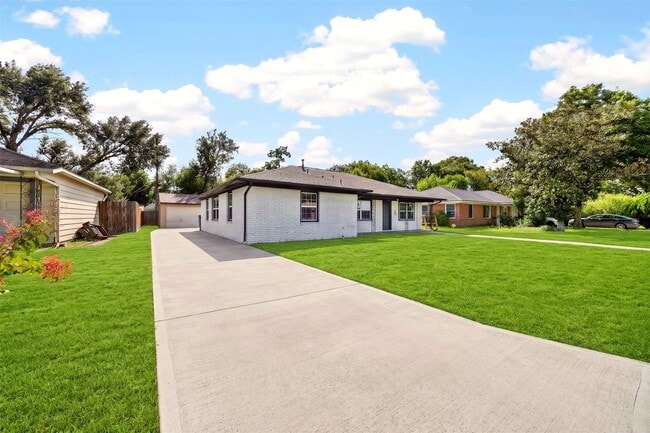 Building Photo - 1202 Dogwood Dr