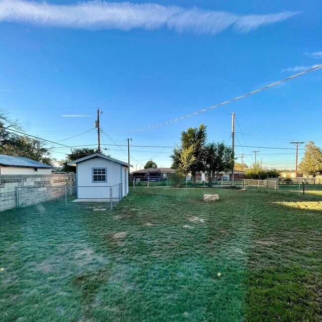 Building Photo - 1704 W 17th Ln