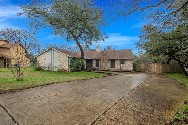 Foto del edificio - Charming 3-Bedroom Home with Private Yard ...