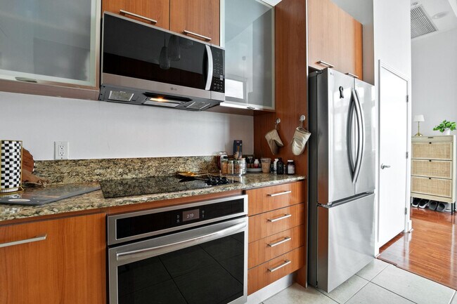 Foto del edificio - 9066 SW 73rd Ct