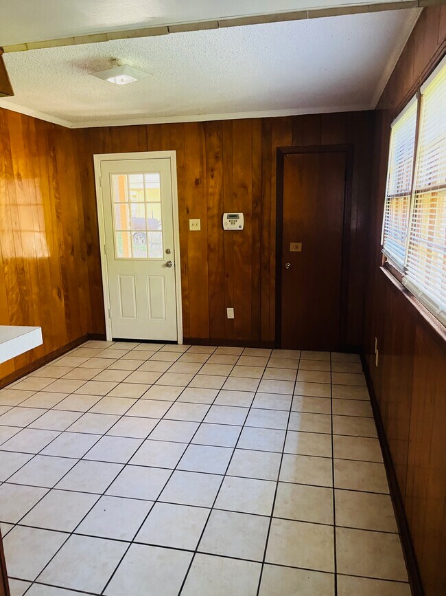 Foto del edificio - 1365 Middle Ring Rd