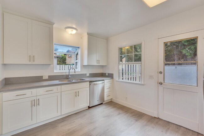 Building Photo - Culver Bungalows