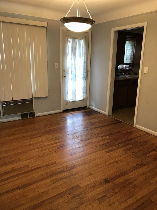 Building Photo - 3 br, 1 bath House - 384 Halle Dr