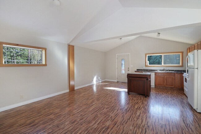 Building Photo - 1 Bed 1 Bath - Private Entrance Loft Above...