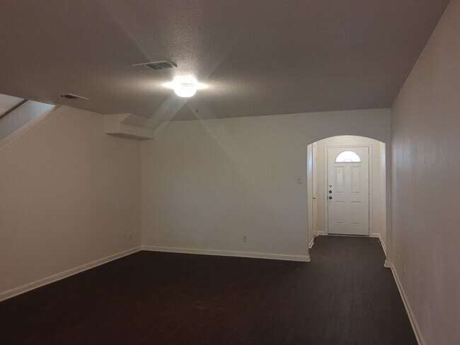 Foto del edificio - Converse 3 Bedroom Townhouse with Attached One-Car Garage and Large Fenced Backyard