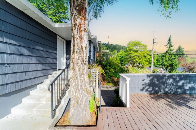 Building Photo - Gorgeous Hillsdale Home w/3 Decks, Picture...