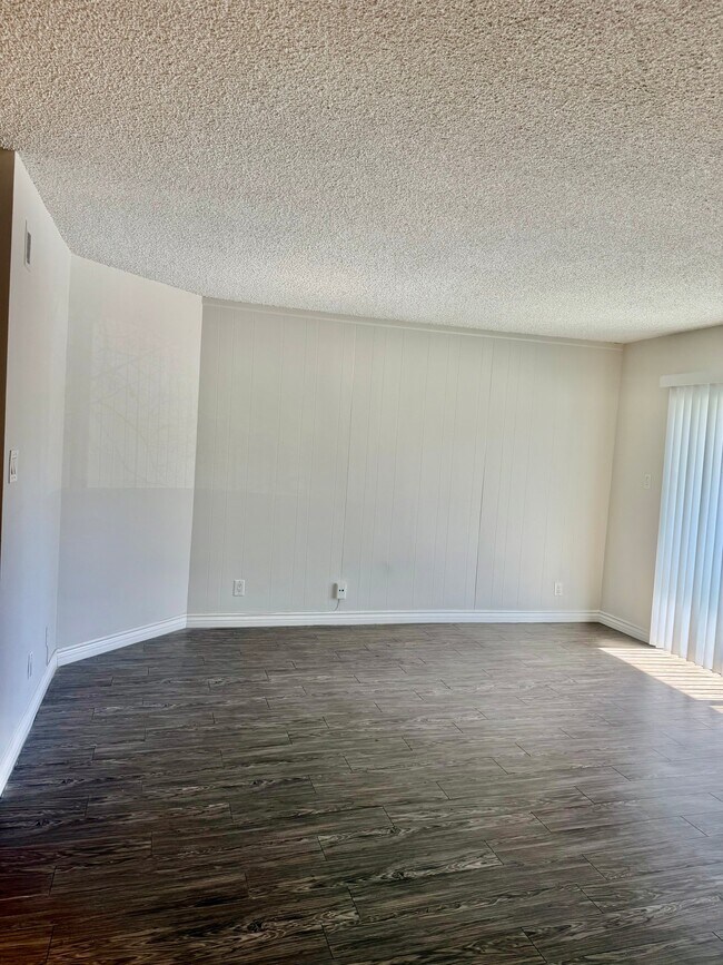 Foto del edificio - 1595 E Chevy Chase Dr