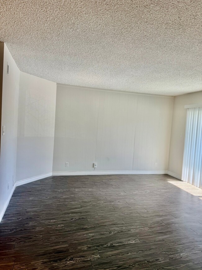 Building Photo - 1595 E Chevy Chase Dr