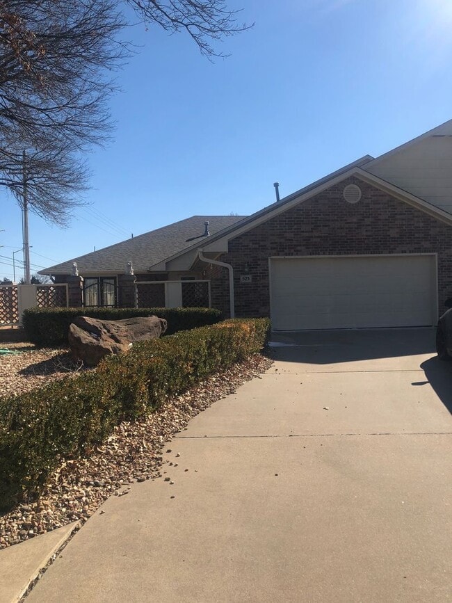 Building Photo - 521-523 E Rogers Dr
