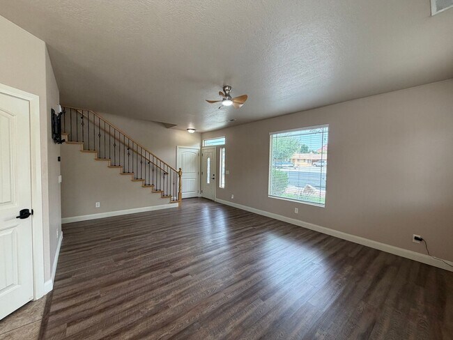 Foto del edificio - SPACIOUS TOWNHOME FOR RENT!