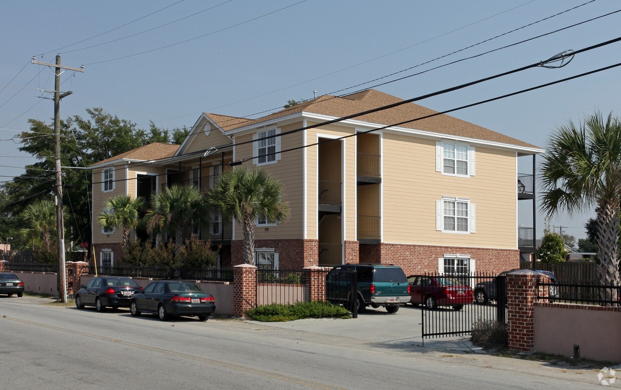 Primary Photo - 2105 Reynolds Ave