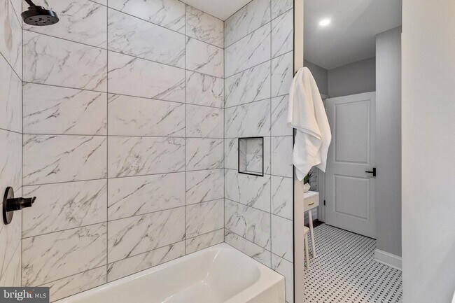 Full Bath - Shower & Tub - 1553 S Woodstock St