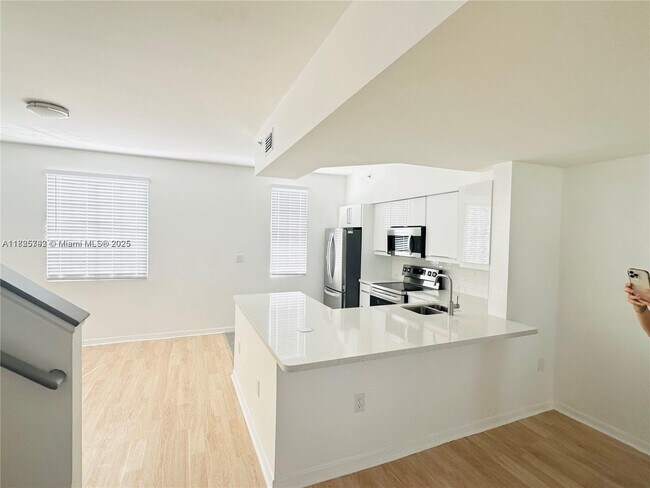 Foto del edificio - 2801 NE 185th St