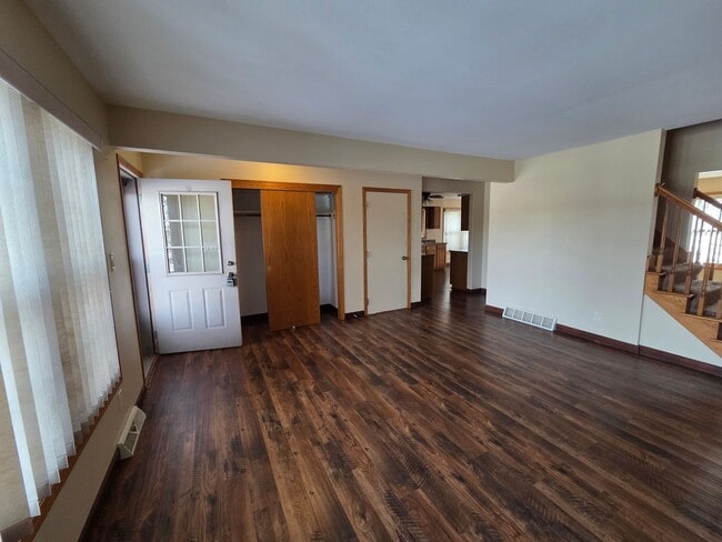 Building Photo - Large 3 BD  2 Bath Townhome